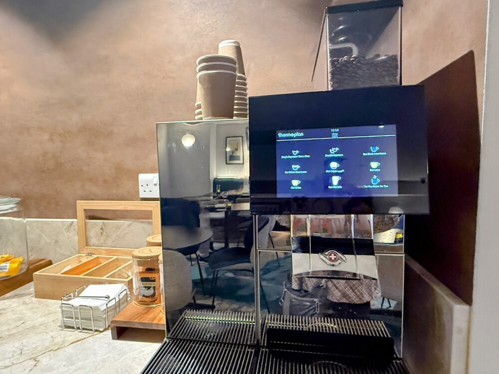 エグゼクティブラウンジに用意されたコーヒーマシン(Thermoplan製)とタッチパネル操作画面