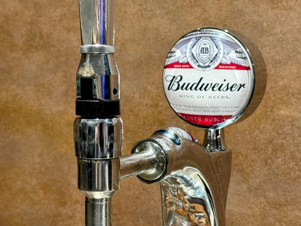 バドワイザー(Budweiser)のブランドロゴが描かれたビールサーバーのタップ部分
