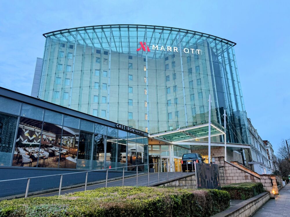 ガラス張りのモダンな外観と「MARRIOTT」のロゴが掲げられたロンドン・マリオット・ホテル・ケンジントンの外観全景