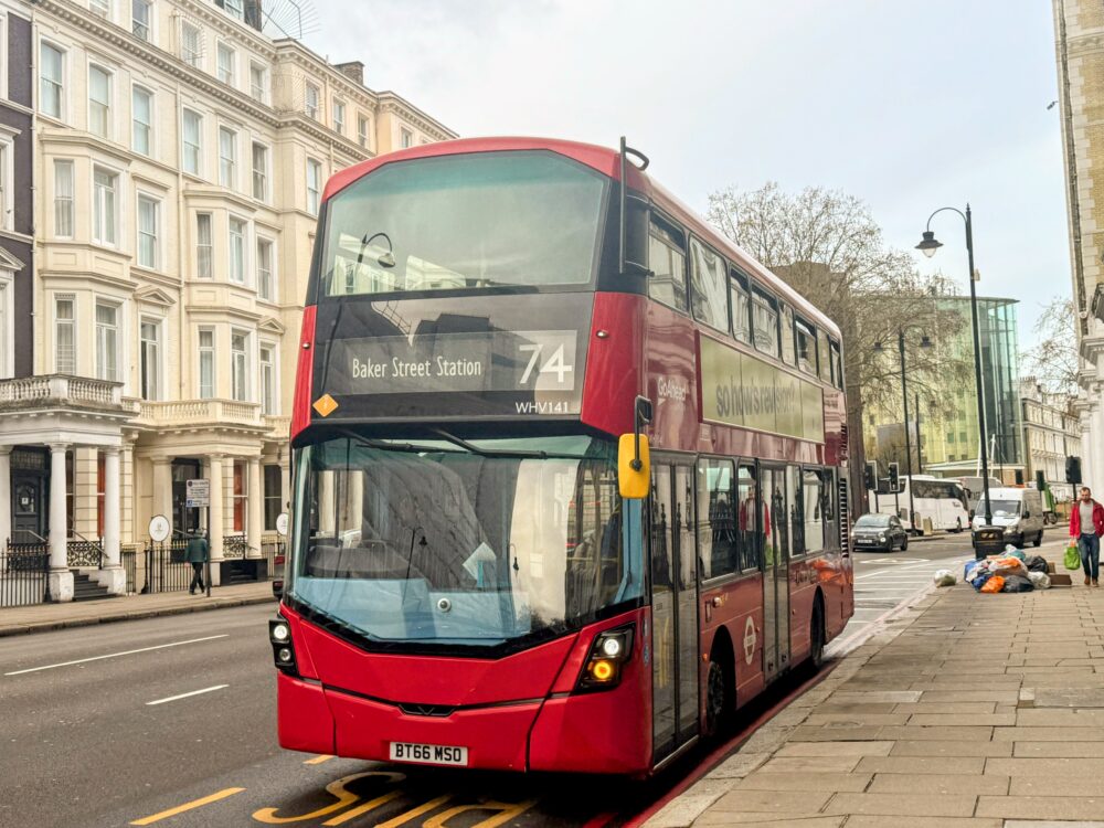 ホテル前を走る赤い二階建てバス。74番のベイカーストリート駅(Baker Street Station)行き
