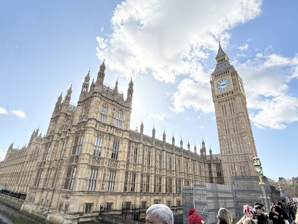 テムズ川沿いから見上げたウェストミンスター宮殿(英国国会議事堂)とビッグベンの時計塔
