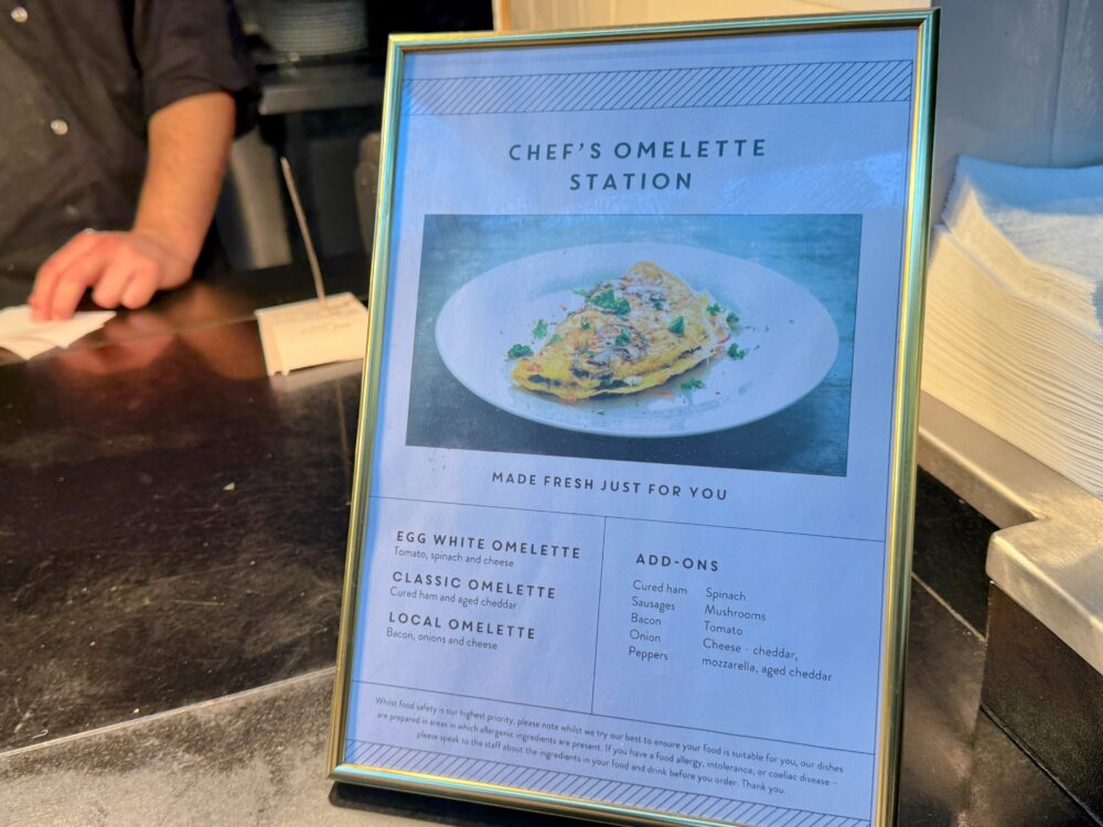 「CHEF'S OMELETTE STATION」の案内ボード(エッグホワイトオムレツやクラシックオムレツ、豊富なトッピングメニューの紹介)