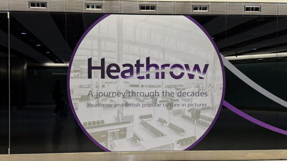 ヒースロー空港の館内に掲げられた「Heathrow A journey through the decades」の円形サイン