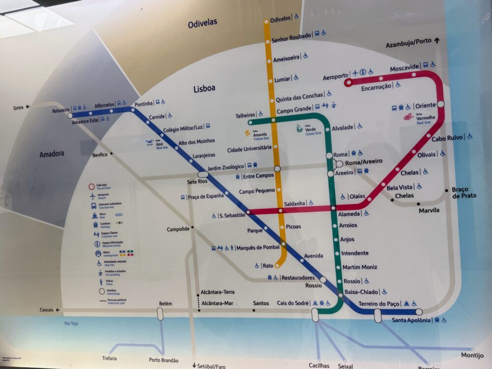 リスボンの地下鉄路線図(メトロマップ)が掲示されている案内板