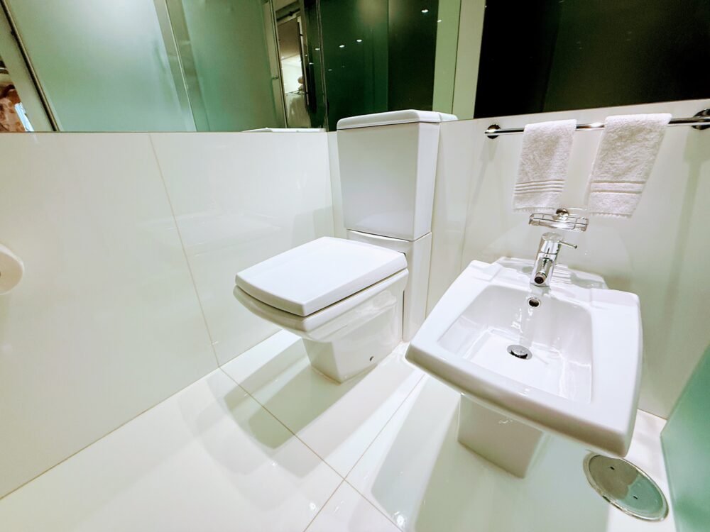 白を基調とした清潔感のあるトイレとビデのスペース
