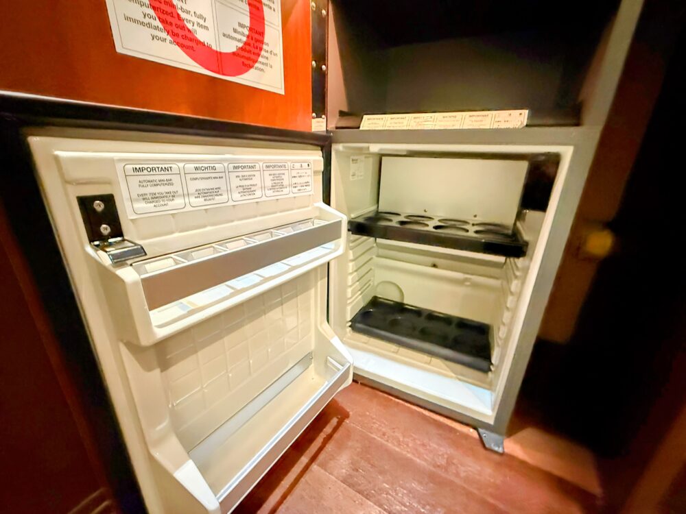 自動精算システムのセンサーが付いたミニバー(冷蔵庫)の内部(空の冷蔵庫)