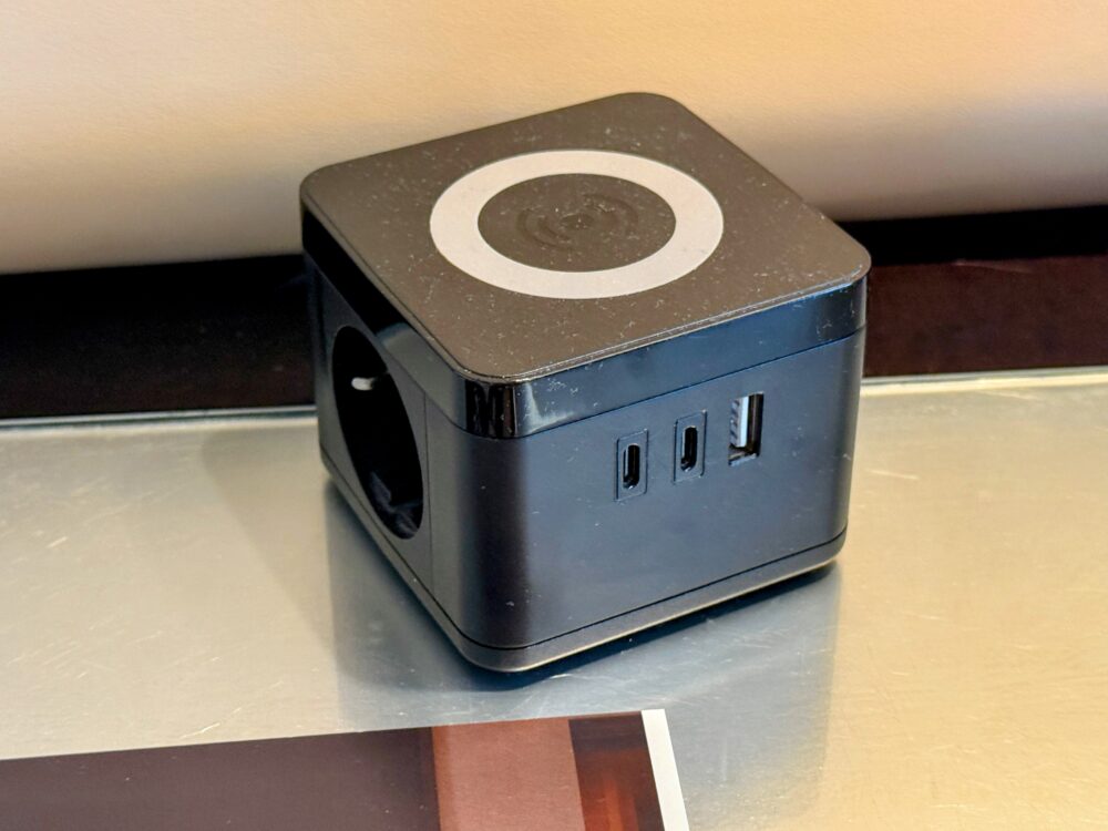 ワイヤレス充電器やコンセント差込口、USBポートを備えた多機能なキューブ型電源タップ