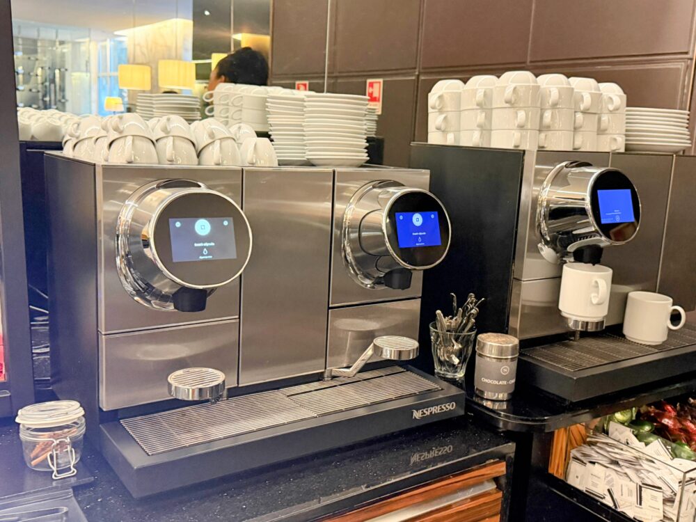 マシンやカップ、チョコレート、各種シロップなどが綺麗に並ぶコーヒーステーションの様子