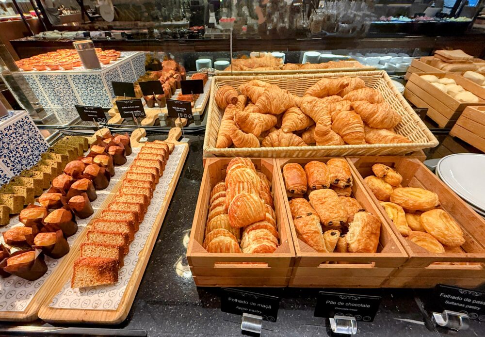 クロワッサン、デニッシュ、スライスされたパウンドケーキなどが綺麗に陳列されたブレッドコーナー
