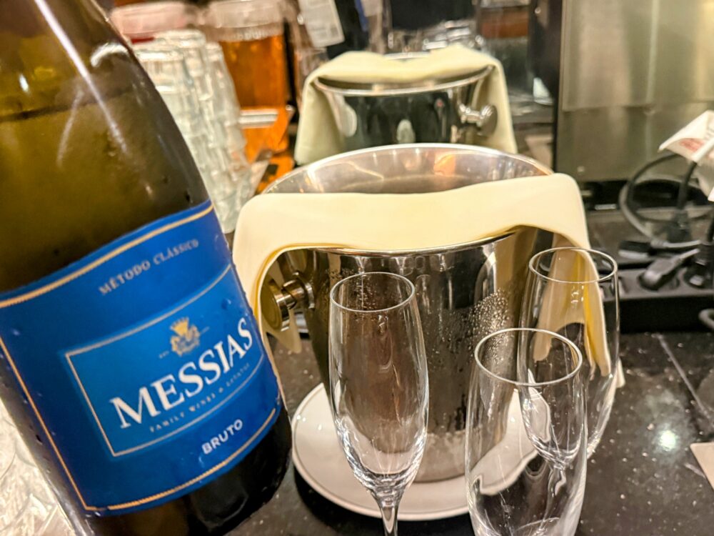 氷の入ったワインクーラーとシャンパングラス、冷えた「MESSIAS BRUTO」のスパークリングワインボトル