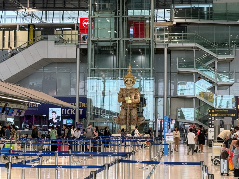 スワンナプーム国際空港のチェックインカウンター付近にある伝統的な巨像(ヤクシャ)のオブジェ