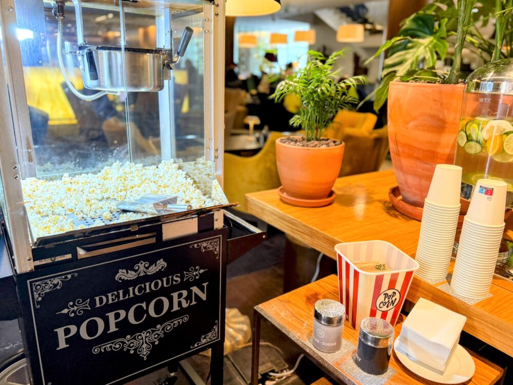 ポップコーンのカートやカップ、シロップ入れが置かれたラウンジ内のセルフコーナー