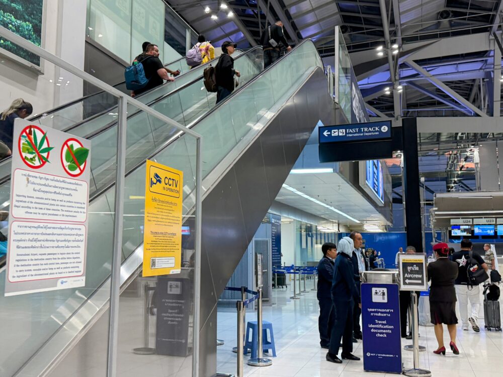 ファストトラック(Fast Track)へ向かうエスカレーター付近の案内表示と混雑状況
