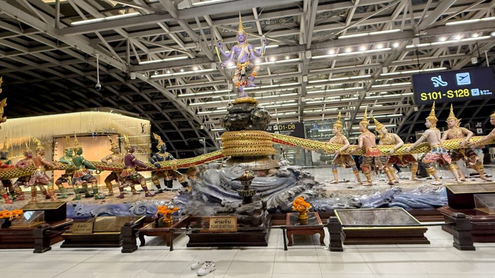 スワンナプーム空港の通路にある、ヒンドゥー教神話の乳海攪拌をモチーフにした巨大な彫刻