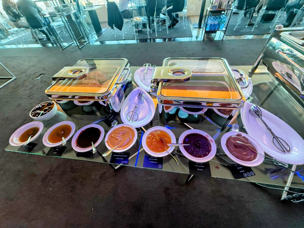 26階の朝食会場に並ぶピーナッツバターやかぼちゃジャム、ヌテラなどのスプレッド類と保温容器