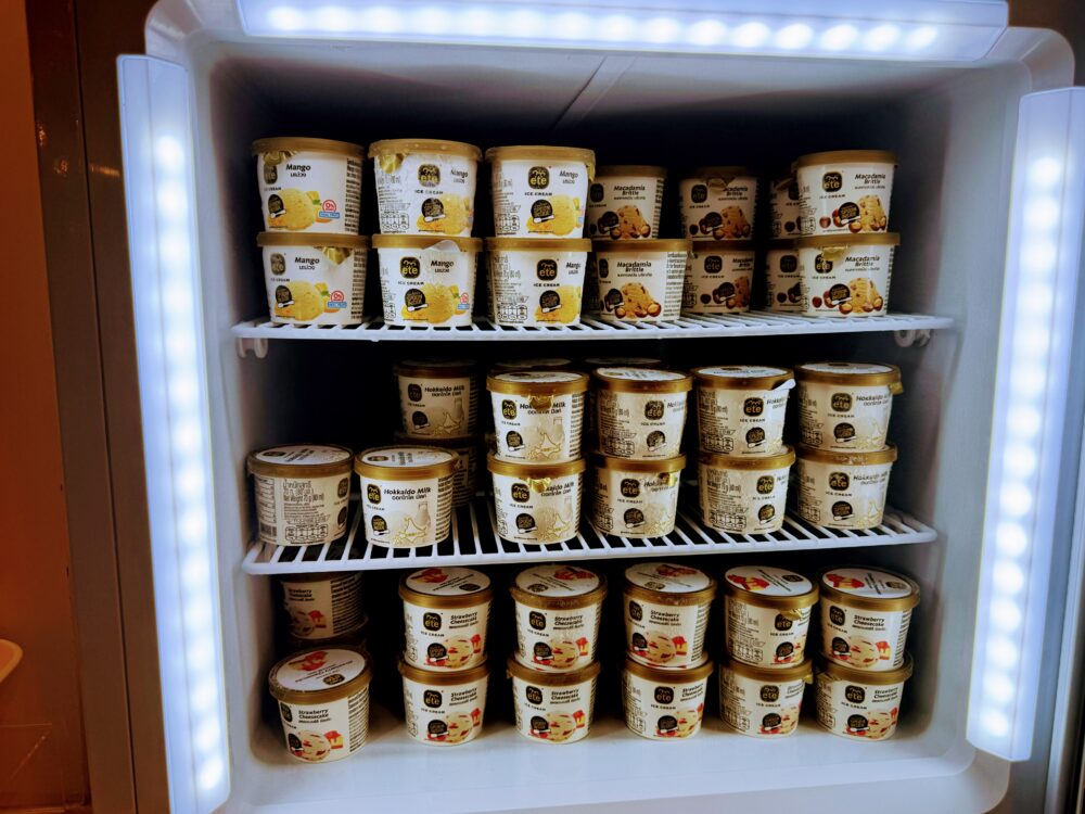ターキッシュエアラインズ ラウンジのアイスクリーム冷凍庫(豊富なフレーバーのアイスが収納された庫内)