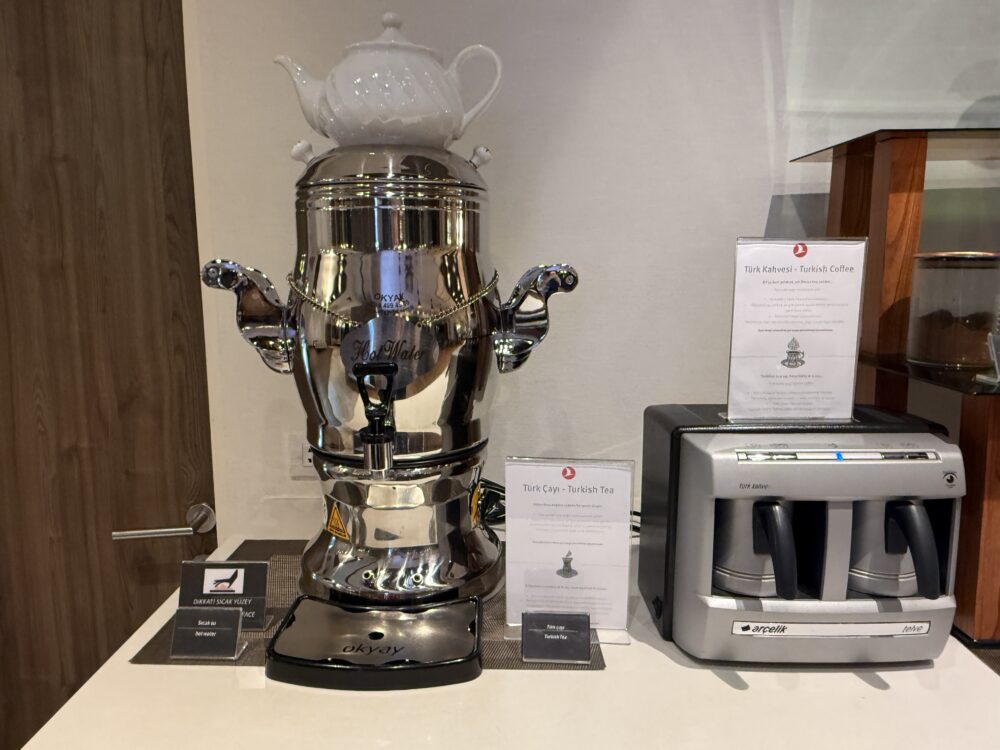 ターキッシュエアラインズ ラウンジのトルコティー用サモワール(給茶器)とトルココーヒー専用メーカー