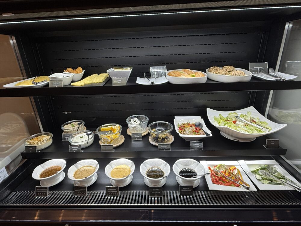 ターキッシュエアラインズ ラウンジのサラダ・冷菜・チーズが並ぶ冷蔵ショーケースの様子