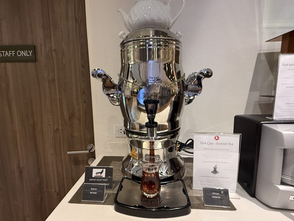 ターキッシュエアラインズ ラウンジのトルコティー用給茶器(サモワール)で紅茶が注がれている様子