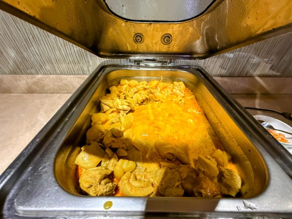 ロイヤルオーキッドラウンジのホットミールコーナー(チキンカレー)