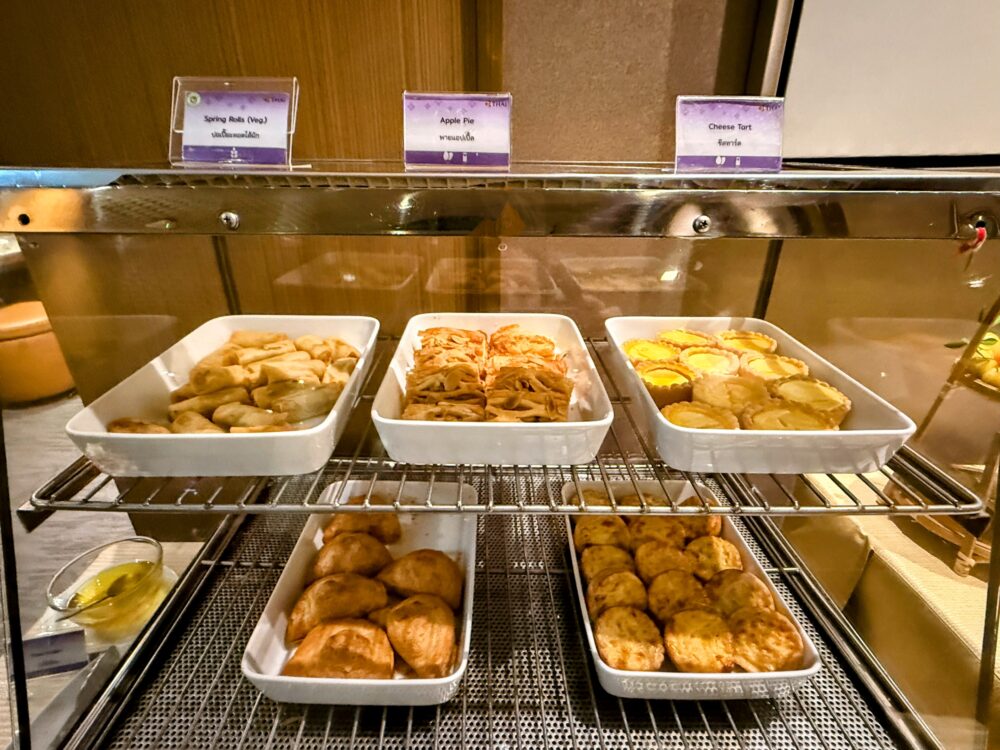 ロイヤルオーキッドラウンジのホットスナックコーナー(春巻き、アップルパイ、チーズタルトなどの温かい軽食)