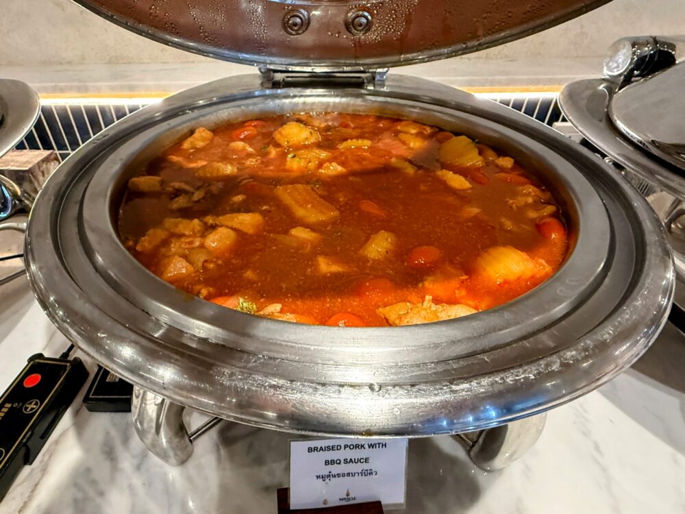 保温器で提供される、赤いスープ料理