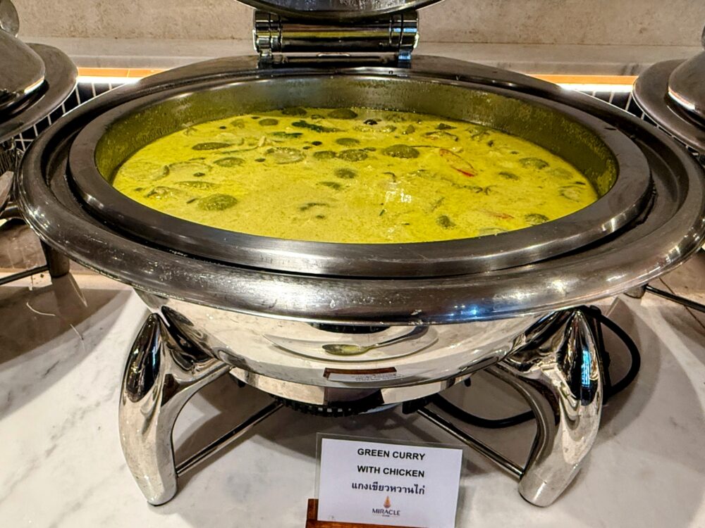 チキン入りのグリーンカレー。GREEN CURRY WITH CHICKENの札が添えられている