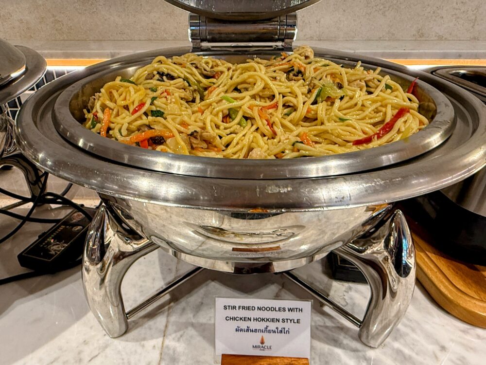 チキン入りの焼きそば。STIR FRIED NOODLES WITH CHICKENの札が添えられている