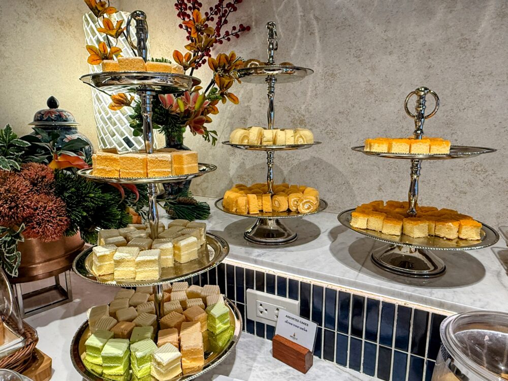 ミラクルラウンジのデザートコーナーに並ぶケーキ類
