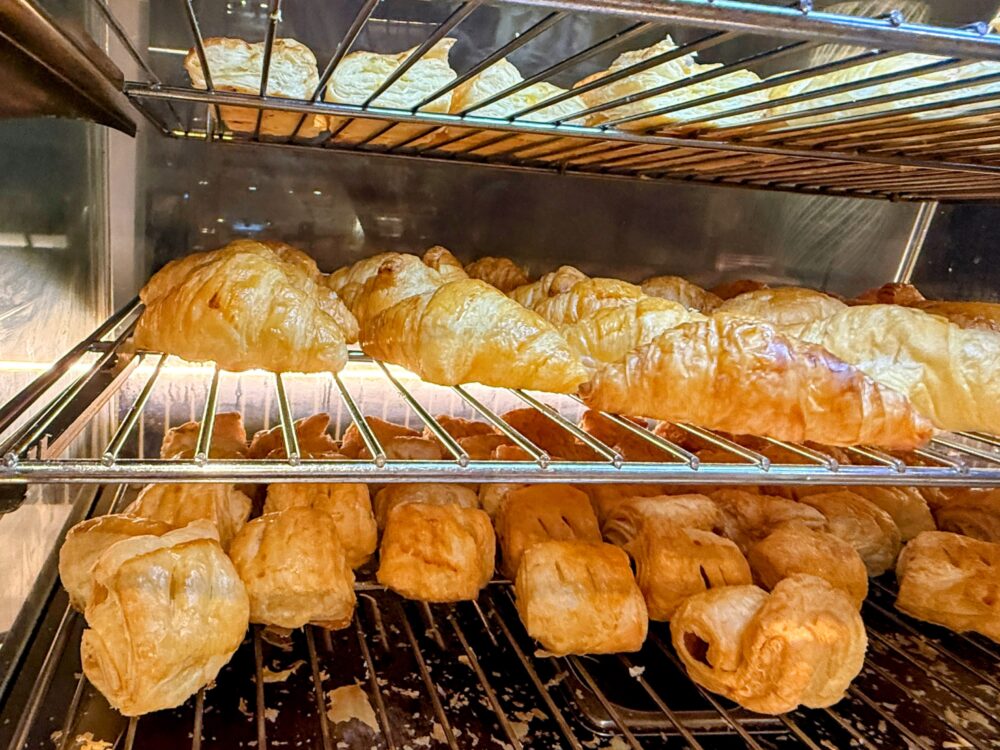 保温ケースに並ぶ焼きたてのクロワッサン