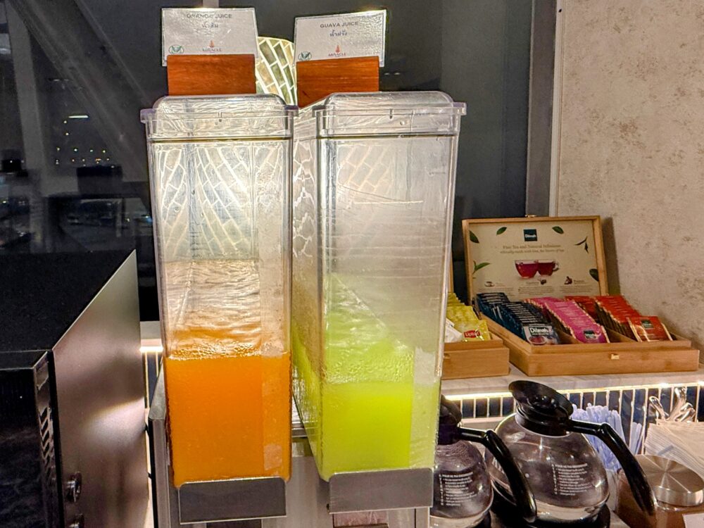 オレンジと緑のジュースが入ったディスペンサー
