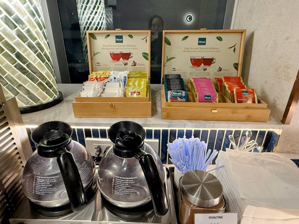 コーヒーポットと紅茶のティーバッグが並ぶドリンクコーナー