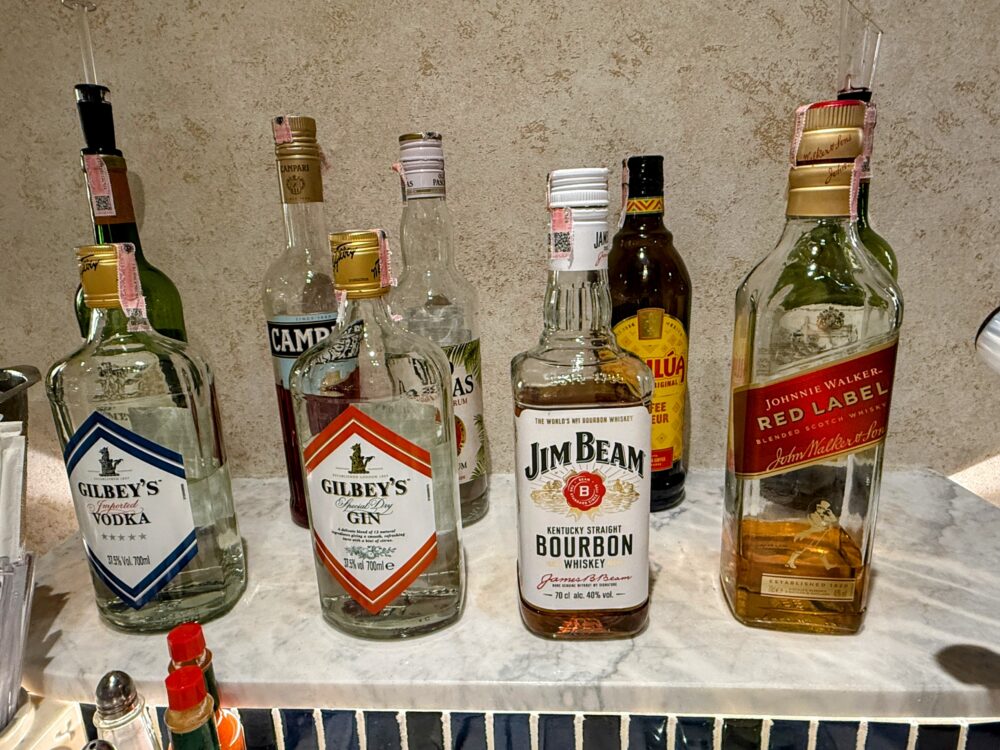 追加料金なしで飲めるウイスキー、ジン、ウォッカのボトル