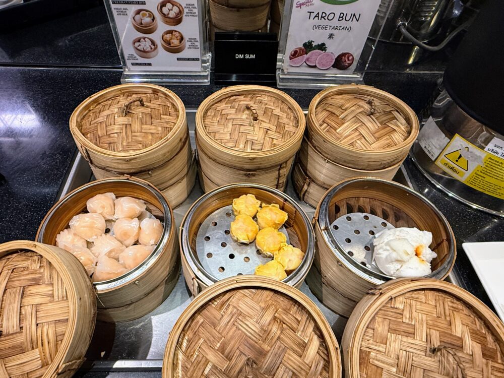 エバー航空ラウンジの点心コーナー(蒸籠の蓋を開けた状態で、エビ餃子や焼売、肉まんなどの種類が並んでいる様子)