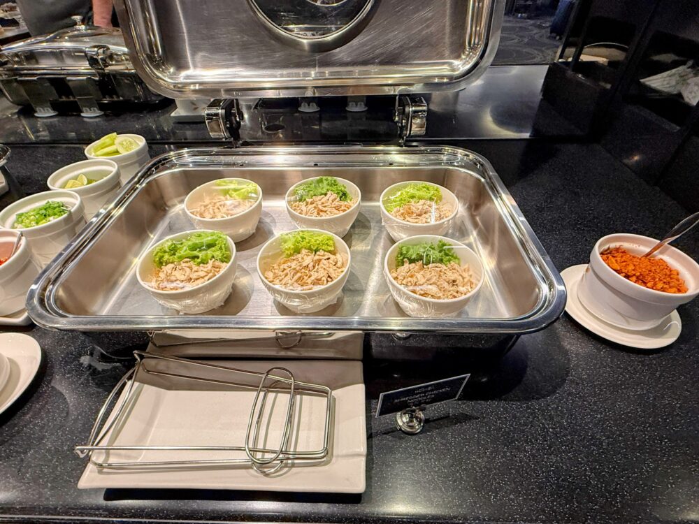 エバー航空ラウンジのホットミールコーナー(シュレッドチキン(鶏のほぐし身)が盛り付けられたお椀が並ぶ温製調理器)