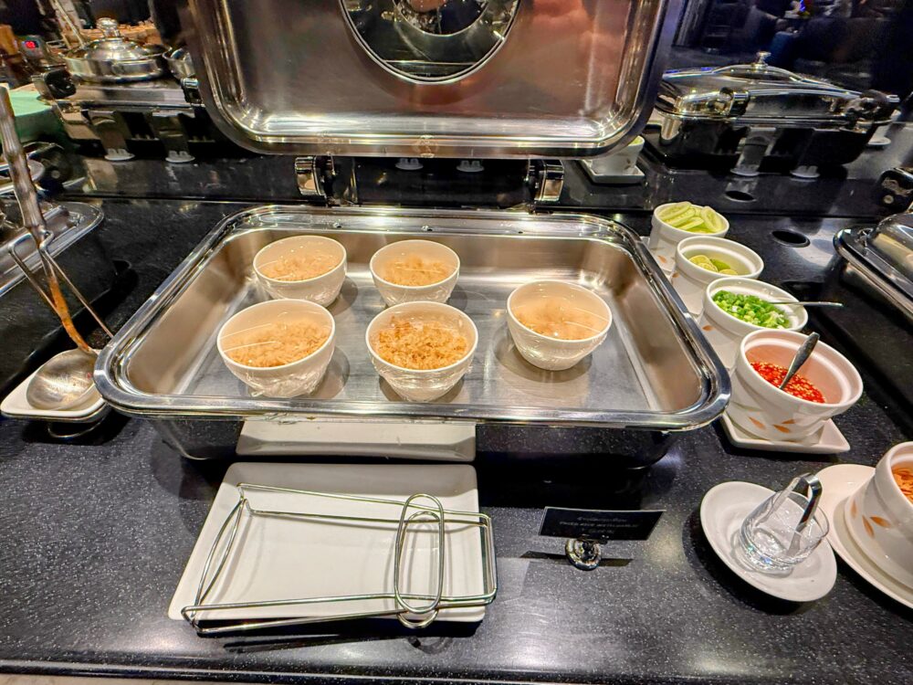 エバー航空ラウンジのホットミールコーナー(ガーリック入りの炒めご飯(フライドライス)がお椀ごとに並ぶ様子)