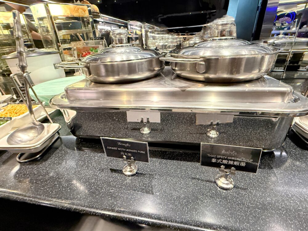 エバー航空ラウンジのスープコーナー(お粥とタイ風スパイシーシュリンプスープの案内プレートと鍋)