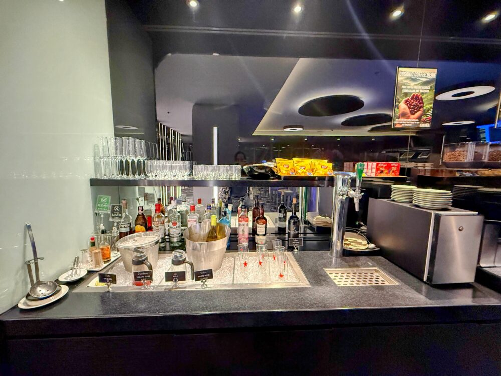 エバー航空ラウンジのバー・ドリンクカウンター(洋酒ボトル、アイスバケツ、生ビールのタップサーバー)
