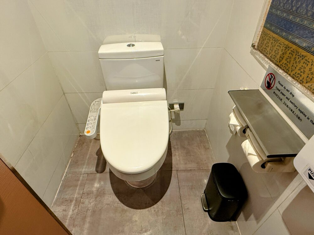 エバー航空ラウンジの個室トイレ内に設置されたTOTO製の温水洗浄便座