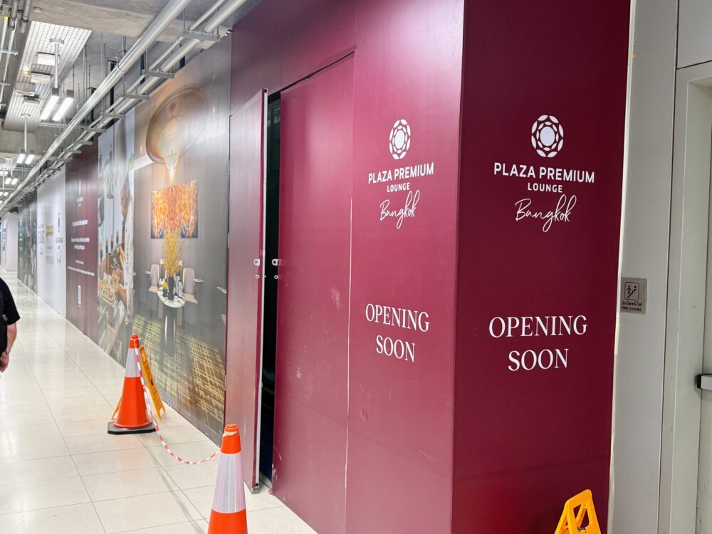 開業前のプラザプレミアムラウンジ バンコクの仮囲い。OPENING SOONと表示されている