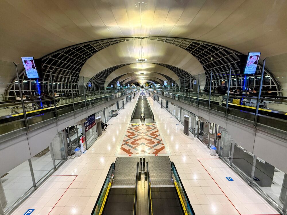 スワンナプーム空港の近代的なアーチ状の天井と動く歩道(コンコースの全景)