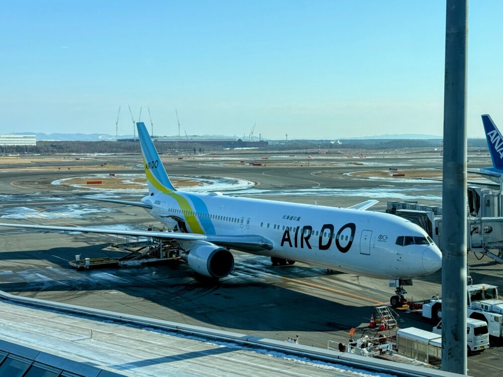 新千歳空港の駐機場に停まるAIR DOのボーイング767と、隣に並ぶANA機