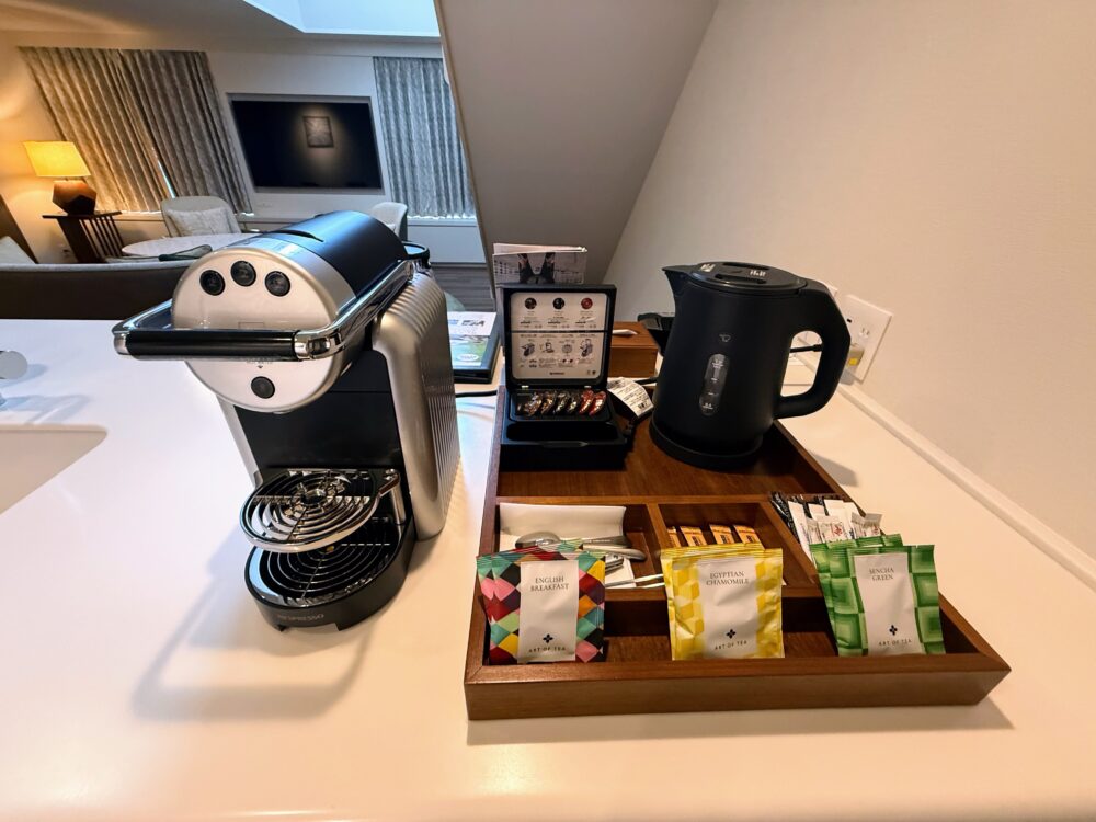 客室のネスプレッソコーヒーマシンと、ART OF TEAのティーバッグ3種