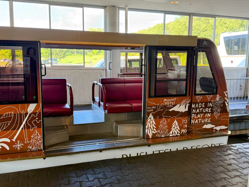ウェスティンルスツリゾートと別棟を結ぶ無料モノレールの車両と赤い座席