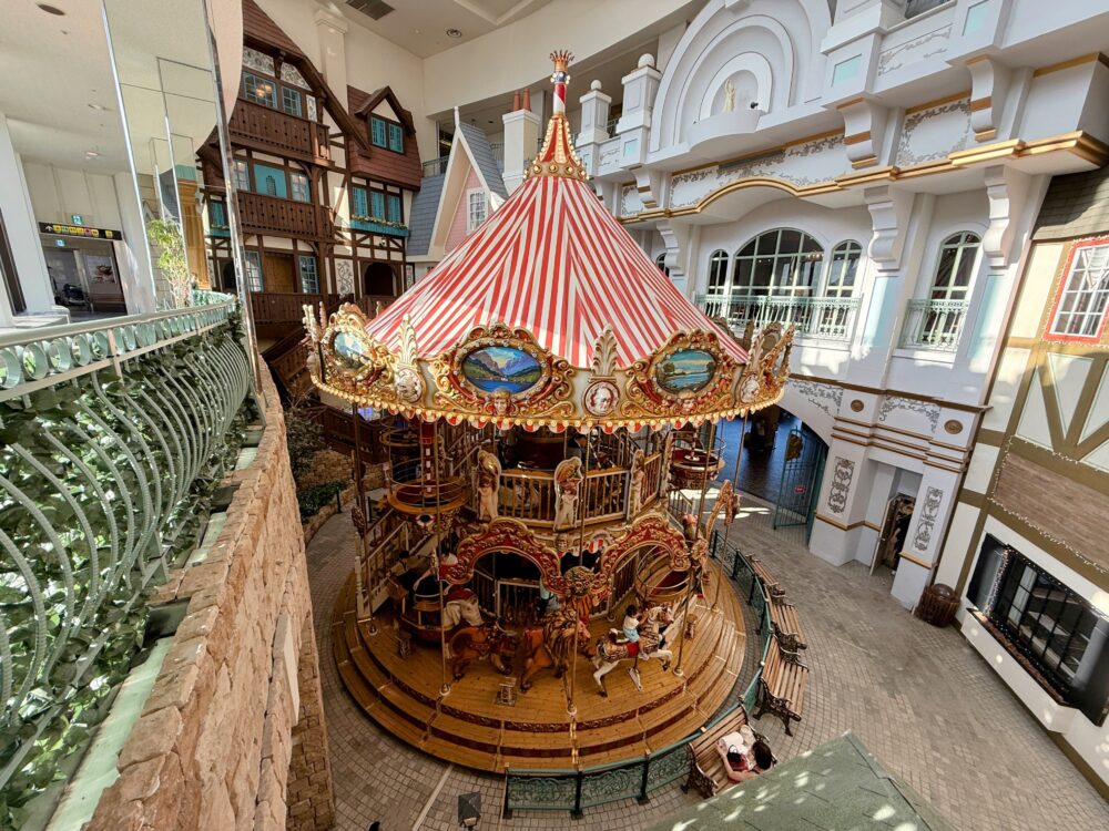 ルスツリゾートの屋内にある2階建ての回転木馬と、ヨーロッパ風の街並み