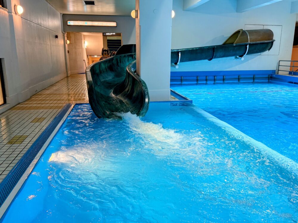 ルスツリゾート サウスウイングの室内プール。ウォータースライダーと造波プール