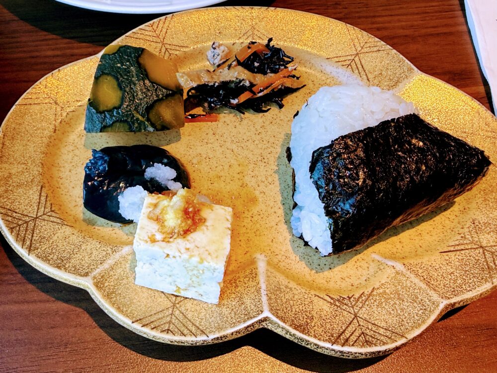 ウェスティンルスツリゾートの朝食。おにぎりバーで握ってもらったおにぎりと和惣菜