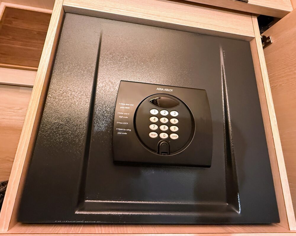 クローゼット内に設置された黒い暗証番号式のセーフティボックス（金庫）。ASSA ABLOY製のテンキー付き操作パネルが見える。