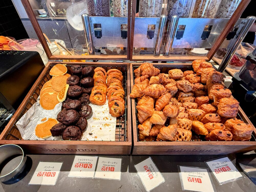 パンコーナーの続き。パンケーキ、ショコラマフィン、パン・オ・レザン、クロワッサン、ストロベリーラティスなどが綺麗に陳列されている。