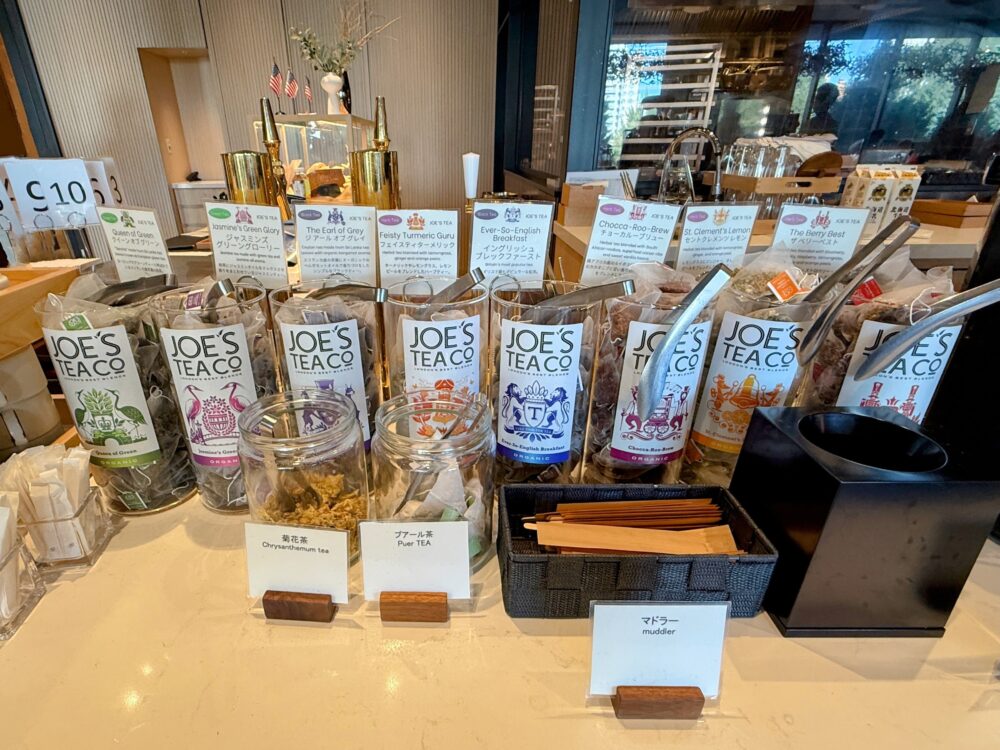 紅茶・ハーブティーのセレクション。「JOE'S TEA CO.」の様々な種類の紅茶ティーバッグ（クイーンオブグリーン、ジャスミンズグリーンブローリーなど）や菊花茶、プーアール茶が並ぶ。